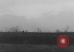 Standbild Deutschen Junkers Ju 87 Flugzeuge strafing sowjetische Panzer Ungarn, 1944, aus Sekunde 60 historischem Filmmaterial Videoclip 65675078943