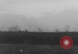 Standbild Deutschen Junkers Ju 87 Flugzeuge strafing sowjetische Panzer Ungarn, 1944, aus Sekunde 61 historischem Filmmaterial Videoclip 65675078943