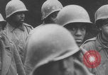 Standbild Amerikanische Gefangene in der Schlacht der Ausbuchtung genommen Deutschland, 1944, aus Sekunde 24 historischem Filmmaterial Videoclip 65675078947