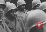 Standbild Amerikanische Gefangene in der Schlacht der Ausbuchtung genommen Deutschland, 1944, aus Sekunde 25 historischem Filmmaterial Videoclip 65675078947