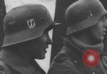 Standbild Amerikanische Gefangene in der Schlacht der Ausbuchtung genommen Deutschland, 1944, aus Sekunde 26 historischem Filmmaterial Videoclip 65675078947