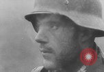 Standbild Amerikanische Gefangene in der Schlacht der Ausbuchtung genommen Deutschland, 1944, aus Sekunde 35 historischem Filmmaterial Videoclip 65675078947