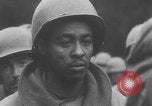 Standbild Amerikanische Gefangene in der Schlacht der Ausbuchtung genommen Deutschland, 1944, aus Sekunde 37 historischem Filmmaterial Videoclip 65675078947
