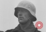 Standbild Amerikanische Gefangene in der Schlacht der Ausbuchtung genommen Deutschland, 1944, aus Sekunde 39 historischem Filmmaterial Videoclip 65675078947