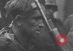 Standbild Amerikanische Gefangene in der Schlacht der Ausbuchtung genommen Deutschland, 1944, aus Sekunde 59 historischem Filmmaterial Videoclip 65675078947