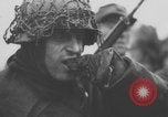 Standbild Amerikanische Gefangene in der Schlacht der Ausbuchtung genommen Deutschland, 1944, aus Sekunde 62 historischem Filmmaterial Videoclip 65675078947