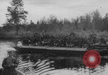Standbild Deutsche Infanterie und liefert durch Binnenschiffe Deutschland, 1942, aus Sekunde 4 historischem Filmmaterial Videoclip 65675078948