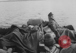 Standbild Deutsche Infanterie und liefert durch Binnenschiffe Deutschland, 1942, aus Sekunde 14 historischem Filmmaterial Videoclip 65675078948