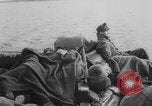 Standbild Deutsche Infanterie und liefert durch Binnenschiffe Deutschland, 1942, aus Sekunde 15 historischem Filmmaterial Videoclip 65675078948