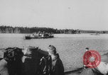 Standbild Deutsche Infanterie und liefert durch Binnenschiffe Deutschland, 1942, aus Sekunde 18 historischem Filmmaterial Videoclip 65675078948