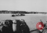Standbild Deutsche Infanterie und liefert durch Binnenschiffe Deutschland, 1942, aus Sekunde 20 historischem Filmmaterial Videoclip 65675078948