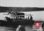 Standbild Deutsche Infanterie und liefert durch Binnenschiffe Deutschland, 1942, aus Sekunde 28 historischem Filmmaterial Videoclip 65675078948