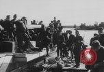 Standbild Deutsche Infanterie und liefert durch Binnenschiffe Deutschland, 1942, aus Sekunde 29 historischem Filmmaterial Videoclip 65675078948