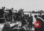Standbild Deutsche Infanterie und liefert durch Binnenschiffe Deutschland, 1942, aus Sekunde 30 historischem Filmmaterial Videoclip 65675078948