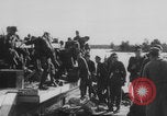 Standbild Deutsche Infanterie und liefert durch Binnenschiffe Deutschland, 1942, aus Sekunde 31 historischem Filmmaterial Videoclip 65675078948