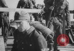 Standbild Deutsche Infanterie und liefert durch Binnenschiffe Deutschland, 1942, aus Sekunde 32 historischem Filmmaterial Videoclip 65675078948