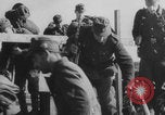 Standbild Deutsche Infanterie und liefert durch Binnenschiffe Deutschland, 1942, aus Sekunde 33 historischem Filmmaterial Videoclip 65675078948