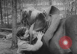 Standbild Deutsche Infanterie und liefert durch Binnenschiffe Deutschland, 1942, aus Sekunde 46 historischem Filmmaterial Videoclip 65675078948