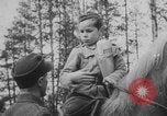 Standbild Deutsche Infanterie und liefert durch Binnenschiffe Deutschland, 1942, aus Sekunde 55 historischem Filmmaterial Videoclip 65675078948