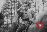 Standbild Deutsche Infanterie und liefert durch Binnenschiffe Deutschland, 1942, aus Sekunde 56 historischem Filmmaterial Videoclip 65675078948