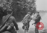 Standbild Deutsche Infanterie gehen nach Südfrankreich nach D-Day Invasion in der Normandie Frankreich, 1944, aus Sekunde 30 historischem Filmmaterial Videoclip 65675078950