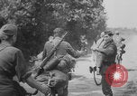 Standbild Deutsche Infanterie gehen nach Südfrankreich nach D-Day Invasion in der Normandie Frankreich, 1944, aus Sekunde 31 historischem Filmmaterial Videoclip 65675078950