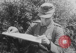 Standbild Deutsche Infanterie gehen nach Südfrankreich nach D-Day Invasion in der Normandie Frankreich, 1944, aus Sekunde 33 historischem Filmmaterial Videoclip 65675078950