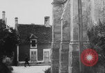 Standbild Deutscher Soldat spielte Orgel in der Kirche Frankreich, 1944, aus Sekunde 8 historischem Filmmaterial Videoclip 65675078951