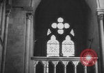 Standbild Deutscher Soldat spielte Orgel in der Kirche Frankreich, 1944, aus Sekunde 21 historischem Filmmaterial Videoclip 65675078951