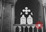 Standbild Deutscher Soldat spielte Orgel in der Kirche Frankreich, 1944, aus Sekunde 22 historischem Filmmaterial Videoclip 65675078951