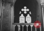 Standbild Deutscher Soldat spielte Orgel in der Kirche Frankreich, 1944, aus Sekunde 23 historischem Filmmaterial Videoclip 65675078951