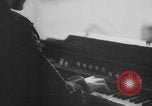 Standbild Deutscher Soldat spielte Orgel in der Kirche Frankreich, 1944, aus Sekunde 24 historischem Filmmaterial Videoclip 65675078951