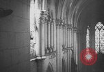 Standbild Deutscher Soldat spielte Orgel in der Kirche Frankreich, 1944, aus Sekunde 28 historischem Filmmaterial Videoclip 65675078951