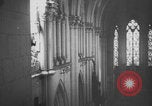 Standbild Deutscher Soldat spielte Orgel in der Kirche Frankreich, 1944, aus Sekunde 29 historischem Filmmaterial Videoclip 65675078951