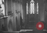 Standbild Deutscher Soldat spielte Orgel in der Kirche Frankreich, 1944, aus Sekunde 30 historischem Filmmaterial Videoclip 65675078951