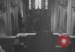 Standbild Deutscher Soldat spielte Orgel in der Kirche Frankreich, 1944, aus Sekunde 32 historischem Filmmaterial Videoclip 65675078951