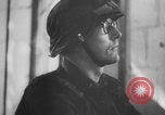 Standbild Deutscher Soldat spielte Orgel in der Kirche Frankreich, 1944, aus Sekunde 35 historischem Filmmaterial Videoclip 65675078951