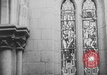 Standbild Deutscher Soldat spielte Orgel in der Kirche Frankreich, 1944, aus Sekunde 44 historischem Filmmaterial Videoclip 65675078951