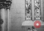 Standbild Deutscher Soldat spielte Orgel in der Kirche Frankreich, 1944, aus Sekunde 45 historischem Filmmaterial Videoclip 65675078951