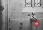 Standbild Deutscher Soldat spielte Orgel in der Kirche Frankreich, 1944, aus Sekunde 46 historischem Filmmaterial Videoclip 65675078951