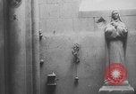 Standbild Deutscher Soldat spielte Orgel in der Kirche Frankreich, 1944, aus Sekunde 47 historischem Filmmaterial Videoclip 65675078951