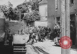 Standbild Deutsche SS (Schutzstaffel) mit dem Tod (Totenkopf) Insignia Frankreich, 1944, aus Sekunde 4 historischem Filmmaterial Videoclip 65675078952