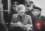 Standbild Deutsche SS (Schutzstaffel) mit dem Tod (Totenkopf) Insignia Frankreich, 1944, aus Sekunde 5 historischem Filmmaterial Videoclip 65675078952
