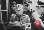 Standbild Deutsche SS (Schutzstaffel) mit dem Tod (Totenkopf) Insignia Frankreich, 1944, aus Sekunde 7 historischem Filmmaterial Videoclip 65675078952