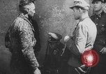 Standbild Deutsche SS (Schutzstaffel) mit dem Tod (Totenkopf) Insignia Frankreich, 1944, aus Sekunde 8 historischem Filmmaterial Videoclip 65675078952