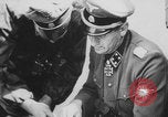 Standbild Deutsche SS (Schutzstaffel) mit dem Tod (Totenkopf) Insignia Frankreich, 1944, aus Sekunde 10 historischem Filmmaterial Videoclip 65675078952