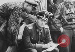 Standbild Deutsche SS (Schutzstaffel) mit dem Tod (Totenkopf) Insignia Frankreich, 1944, aus Sekunde 13 historischem Filmmaterial Videoclip 65675078952