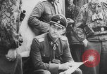 Standbild Deutsche SS (Schutzstaffel) mit dem Tod (Totenkopf) Insignia Frankreich, 1944, aus Sekunde 15 historischem Filmmaterial Videoclip 65675078952