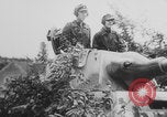 Standbild Deutsche SS (Schutzstaffel) mit dem Tod (Totenkopf) Insignia Frankreich, 1944, aus Sekunde 17 historischem Filmmaterial Videoclip 65675078952