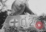 Standbild Deutsche SS (Schutzstaffel) mit dem Tod (Totenkopf) Insignia Frankreich, 1944, aus Sekunde 19 historischem Filmmaterial Videoclip 65675078952